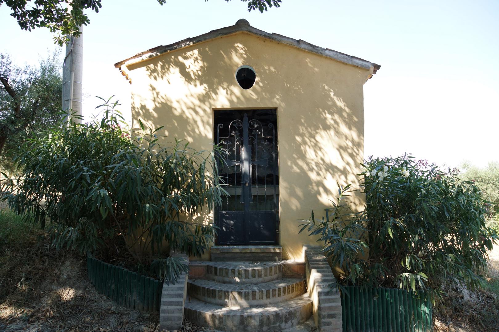 Prestigious villa in a splendid hilly position in Potenza Picena with sea view, olive grove, swimming pool and dependence.