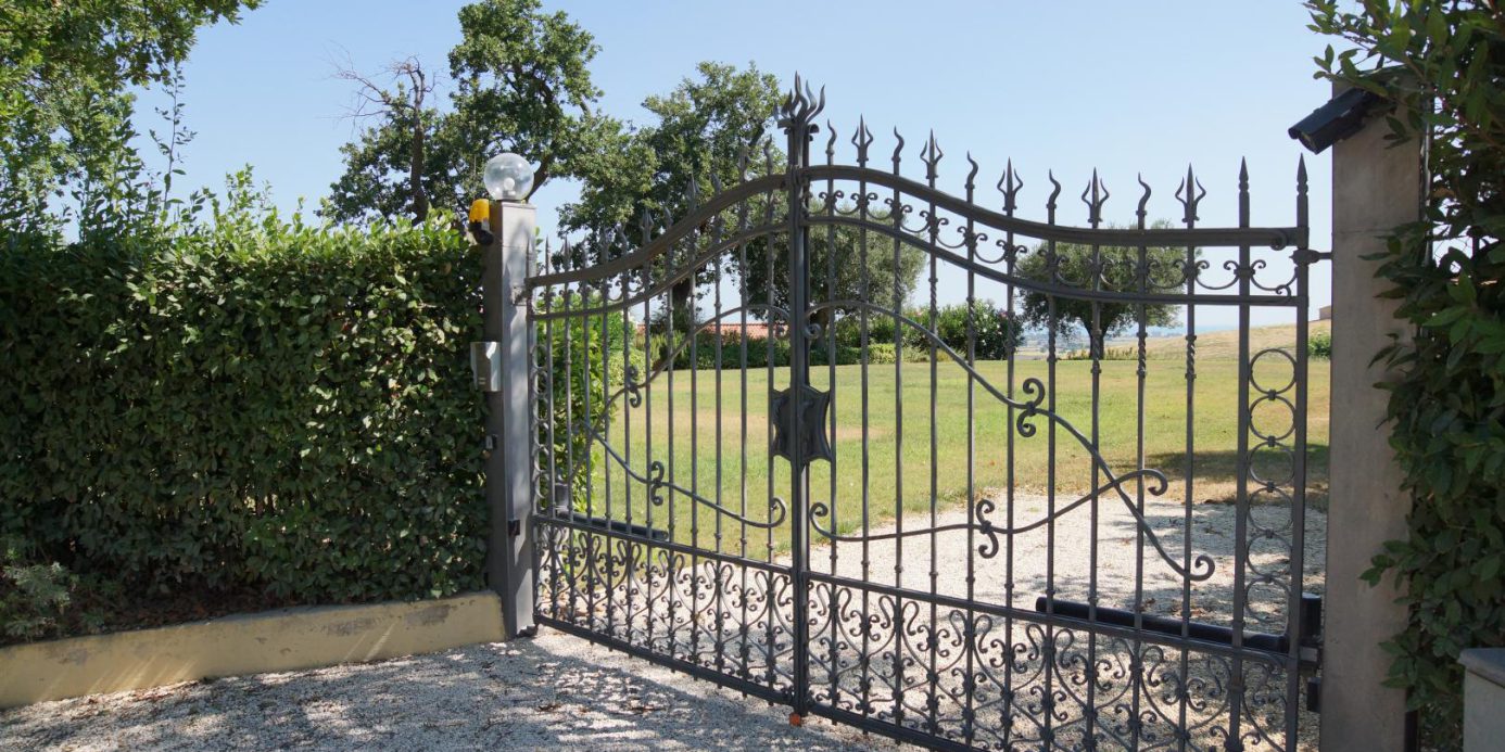 Prestigious villa in a splendid hilly position in Potenza Picena with sea view, olive grove, swimming pool and dependence.