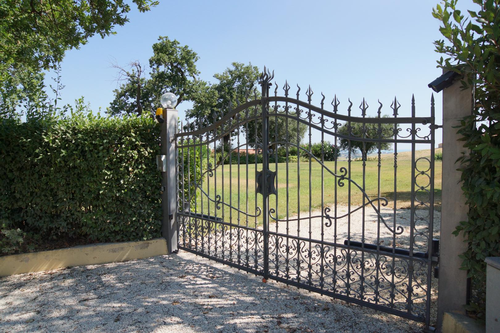 Prestigious villa in a splendid hilly position in Potenza Picena with sea view, olive grove, swimming pool and dependence.