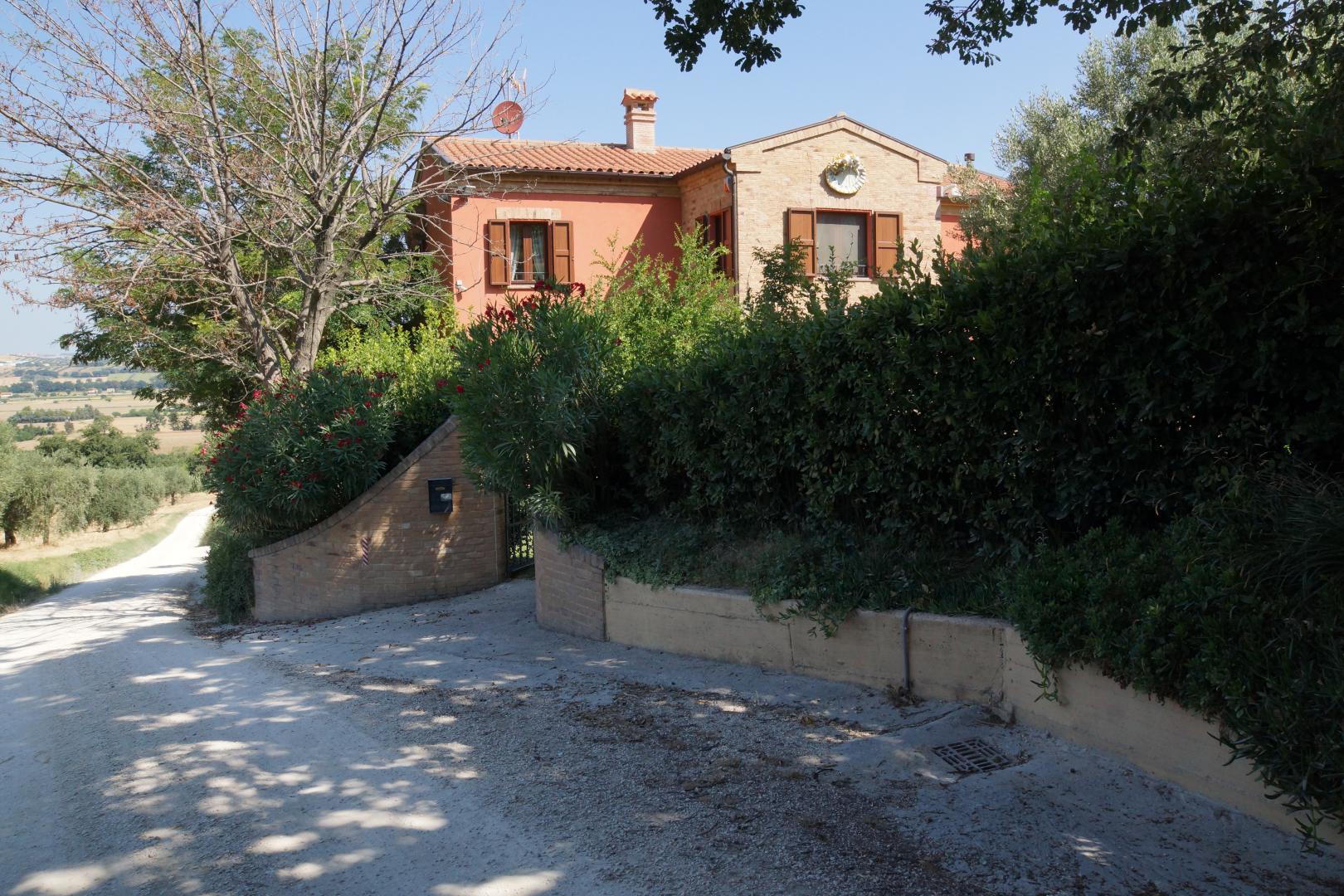 Prestigious villa in a splendid hilly position in Potenza Picena with sea view, olive grove, swimming pool and dependence.