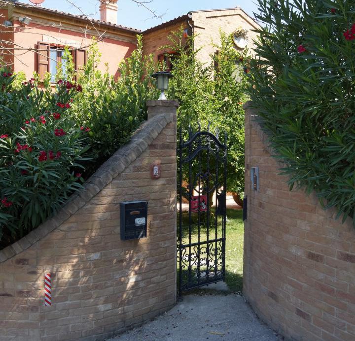 Prestigious villa in a splendid hilly position in Potenza Picena with sea view, olive grove, swimming pool and dependence.