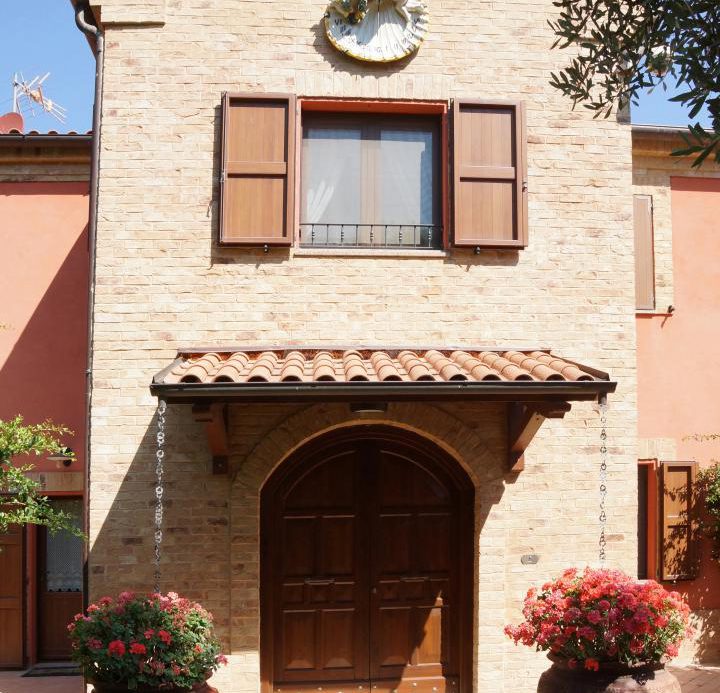Prestigious villa in a splendid hilly position in Potenza Picena with sea view, olive grove, swimming pool and dependence.