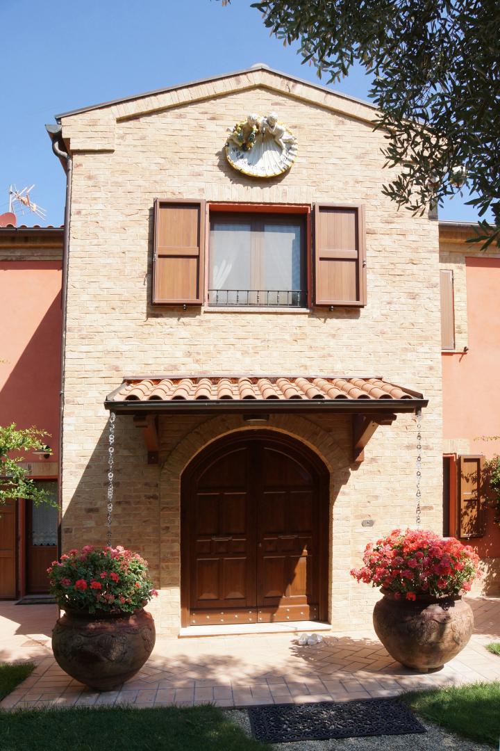 Prestigious villa in a splendid hilly position in Potenza Picena with sea view, olive grove, swimming pool and dependence.