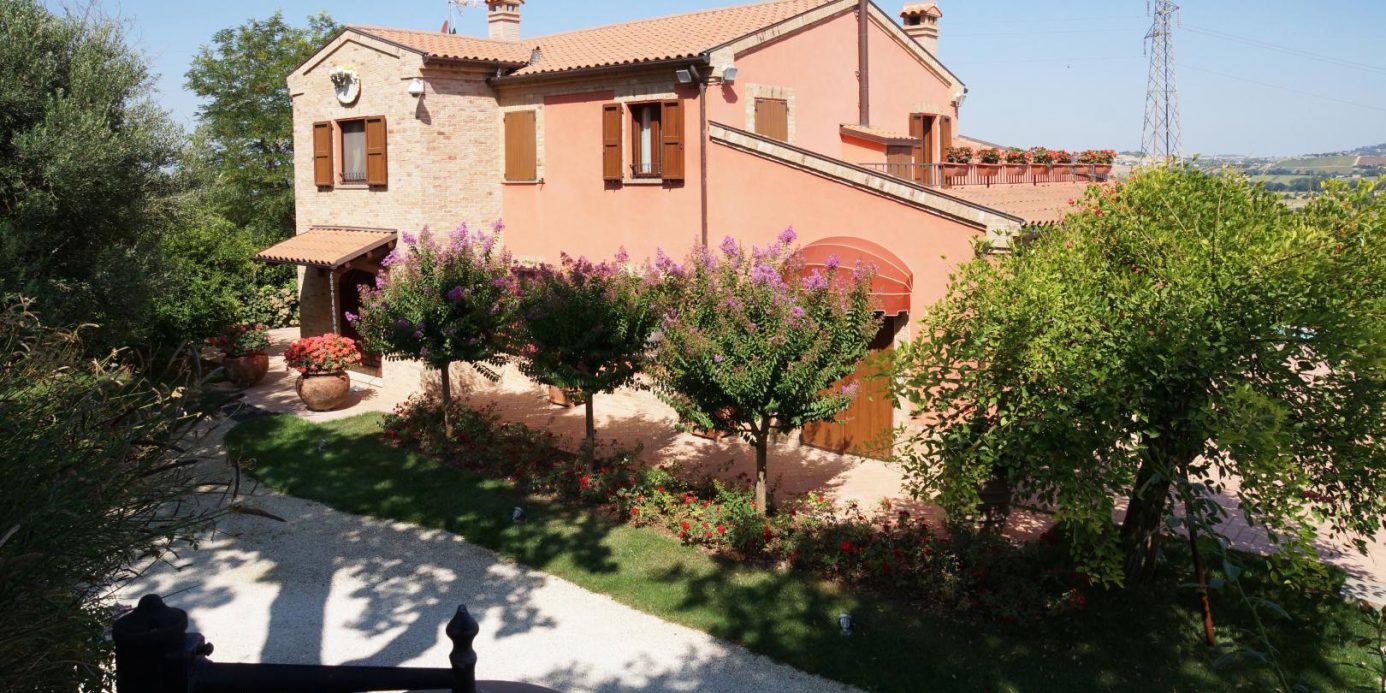 Prestigious villa in a splendid hilly position in Potenza Picena with sea view, olive grove, swimming pool and dependence.