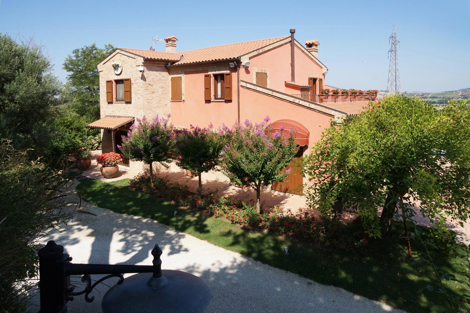 Prestigious villa in a splendid hilly position in Potenza Picena with sea view, olive grove, swimming pool and dependence.