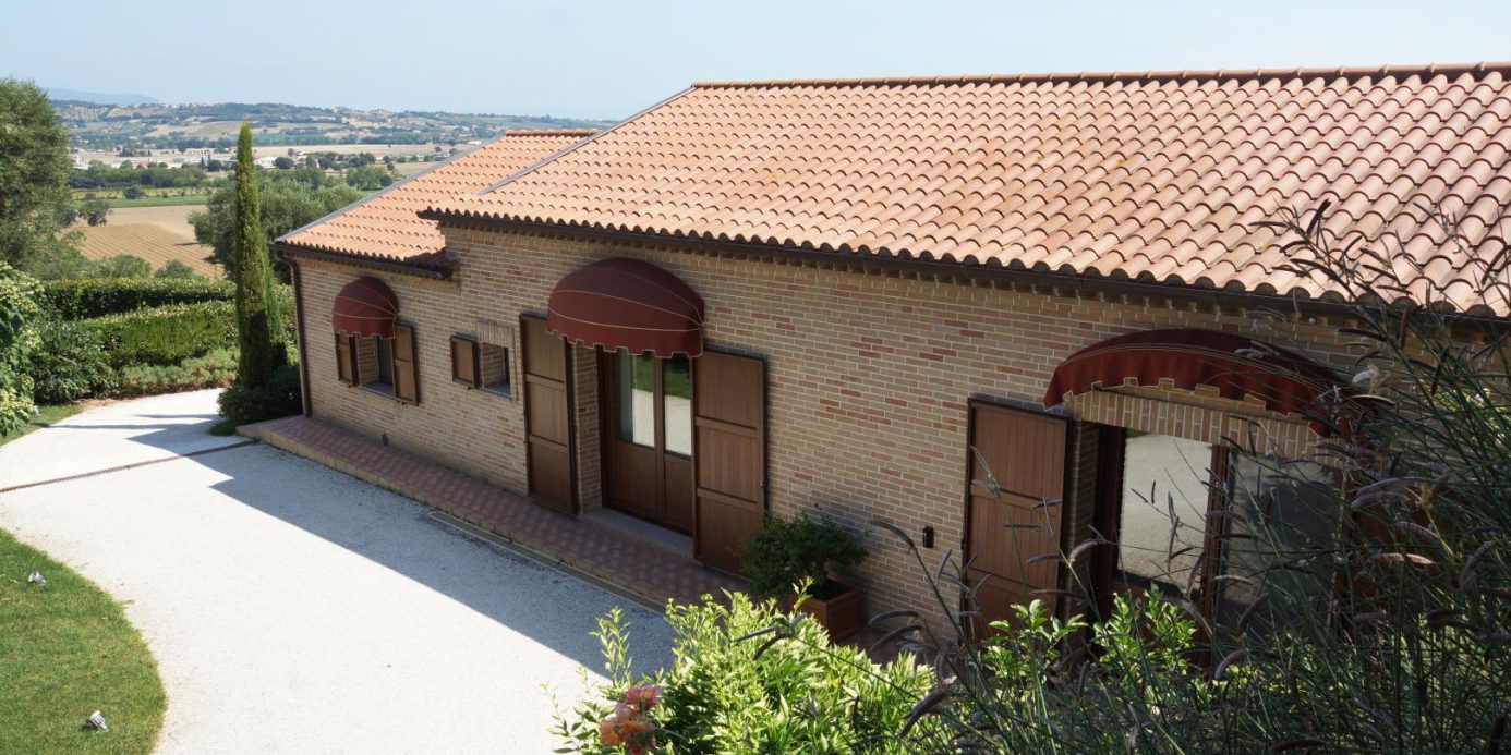 Prestigious villa in a splendid hilly position in Potenza Picena with sea view, olive grove, swimming pool and dependence.