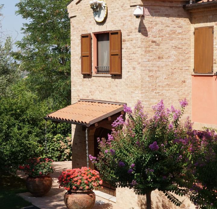 Prestigious villa in a splendid hilly position in Potenza Picena with sea view, olive grove, swimming pool and dependence.