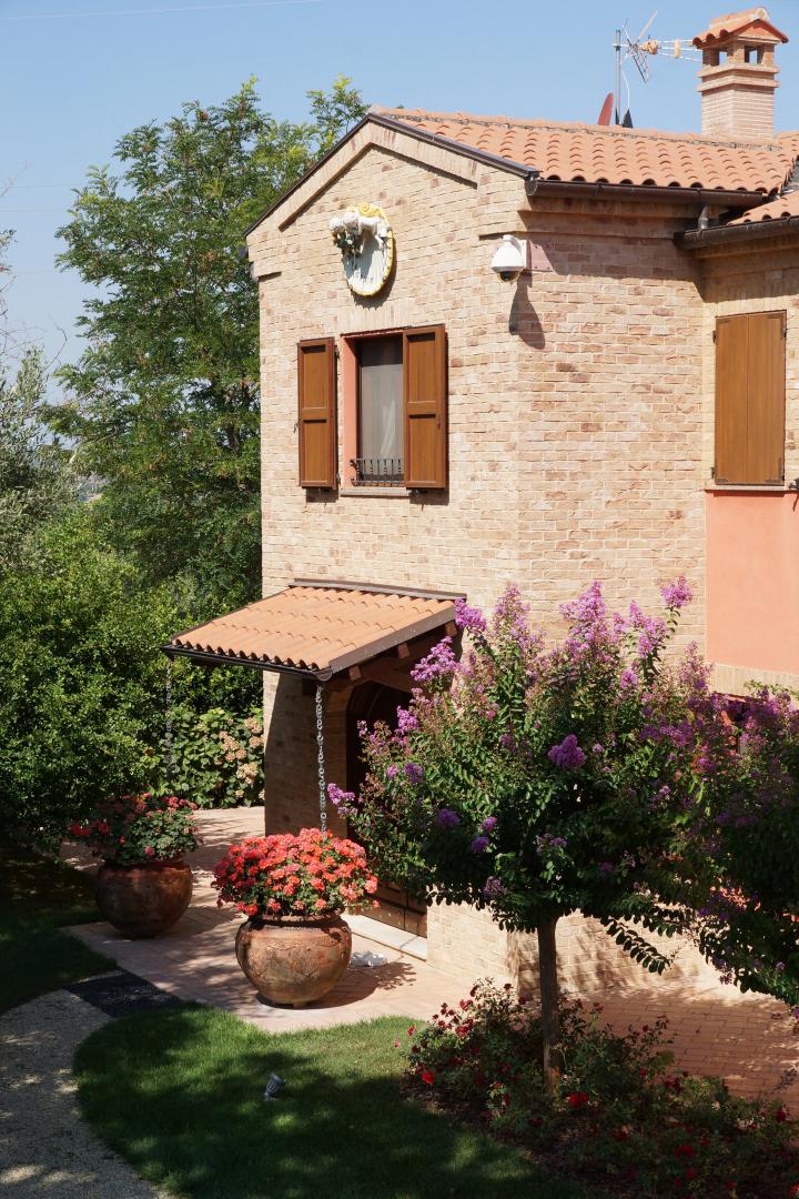 Prestigious villa in a splendid hilly position in Potenza Picena with sea view, olive grove, swimming pool and dependence.