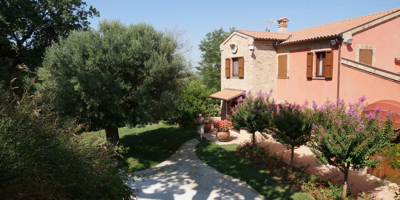 Prestigious villa in a splendid hilly position in Potenza Picena with sea view, olive grove, swimming pool and dependence.