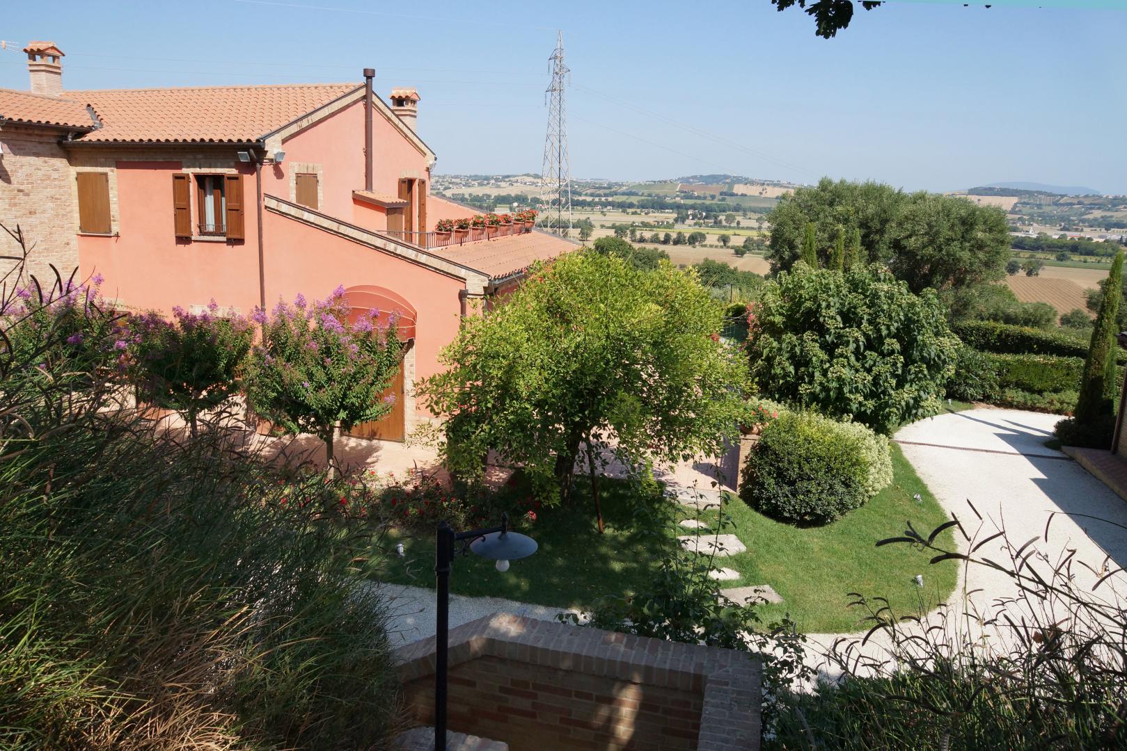 Prestigious villa in a splendid hilly position in Potenza Picena with sea view, olive grove, swimming pool and dependence.