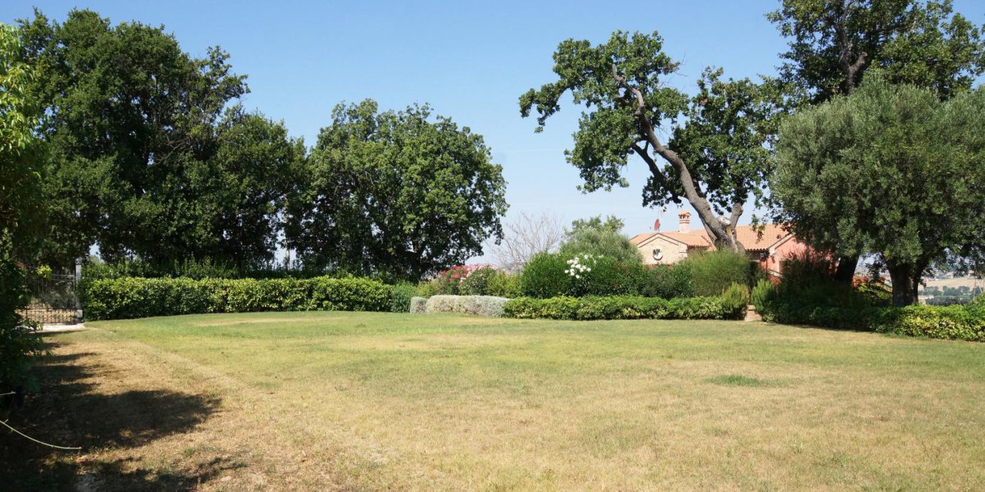 Prestigious villa in a splendid hilly position in Potenza Picena with sea view, olive grove, swimming pool and dependence.