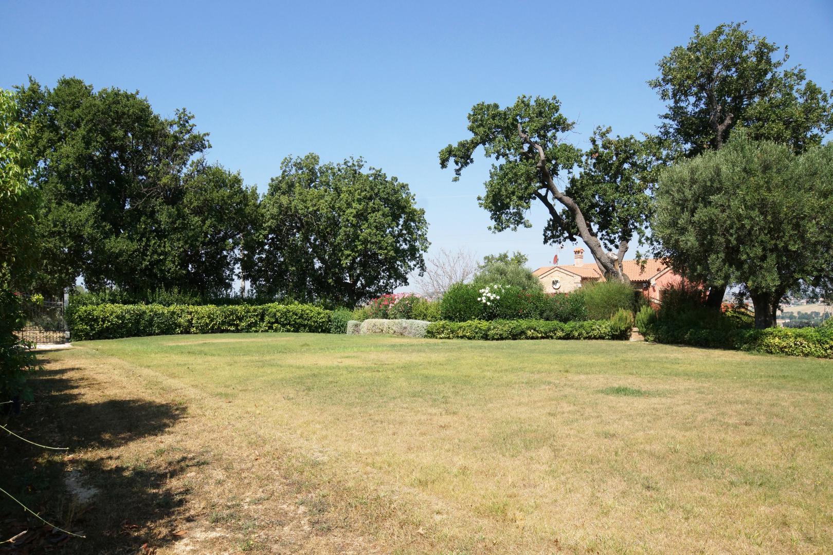 Prestigious villa in a splendid hilly position in Potenza Picena with sea view, olive grove, swimming pool and dependence.