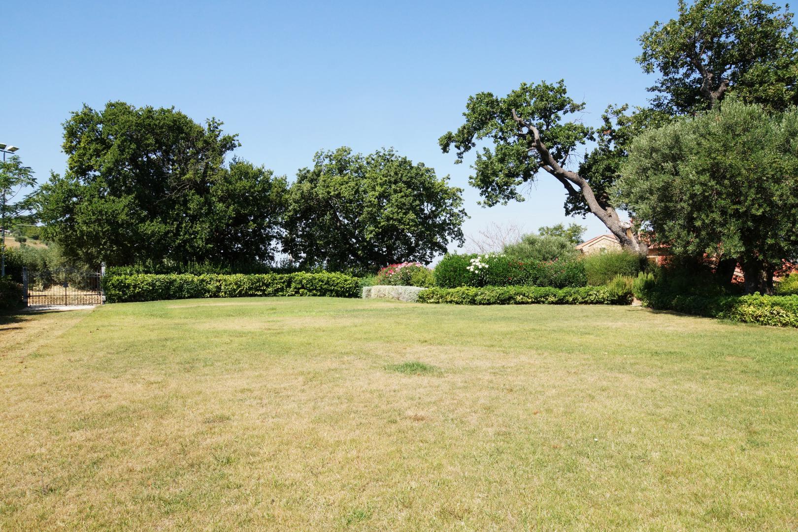 Prestigious villa in a splendid hilly position in Potenza Picena with sea view, olive grove, swimming pool and dependence.