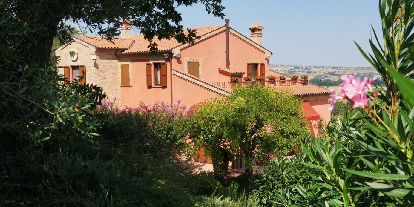 Prestigious villa in a splendid hilly position in Potenza Picena with sea view, olive grove, swimming pool and dependence.