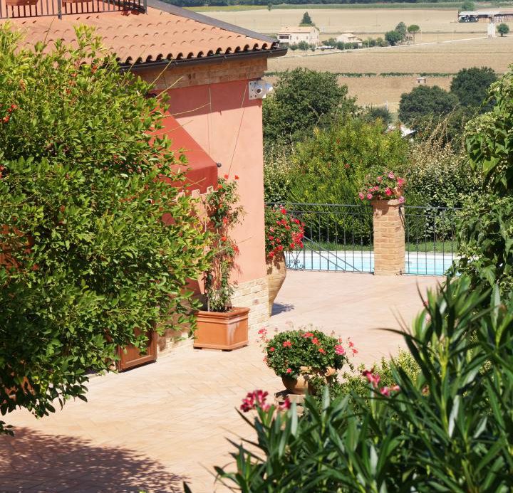 Prestigious villa in a splendid hilly position in Potenza Picena with sea view, olive grove, swimming pool and dependence.