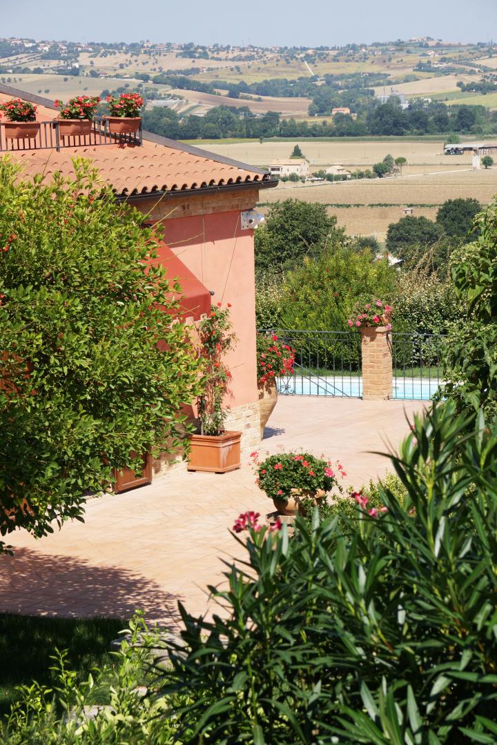 Prestigious villa in a splendid hilly position in Potenza Picena with sea view, olive grove, swimming pool and dependence.