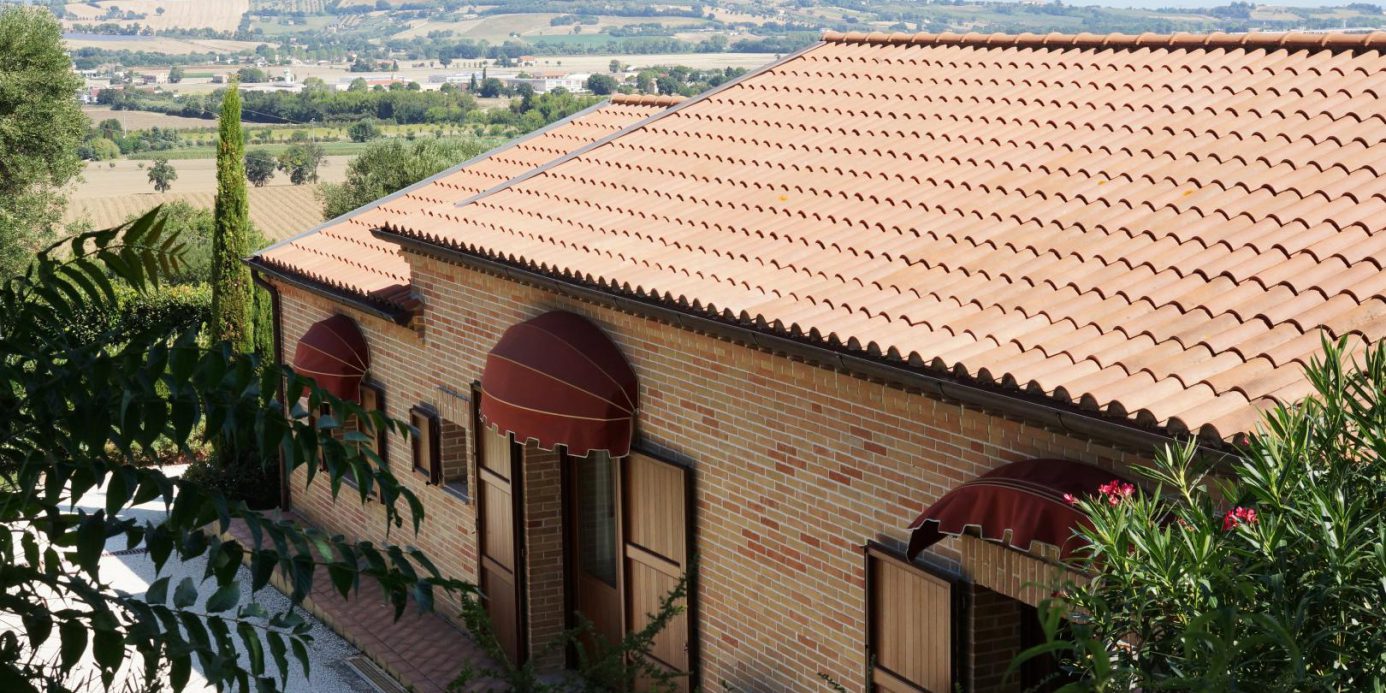 Prestigious villa in a splendid hilly position in Potenza Picena with sea view, olive grove, swimming pool and dependence.
