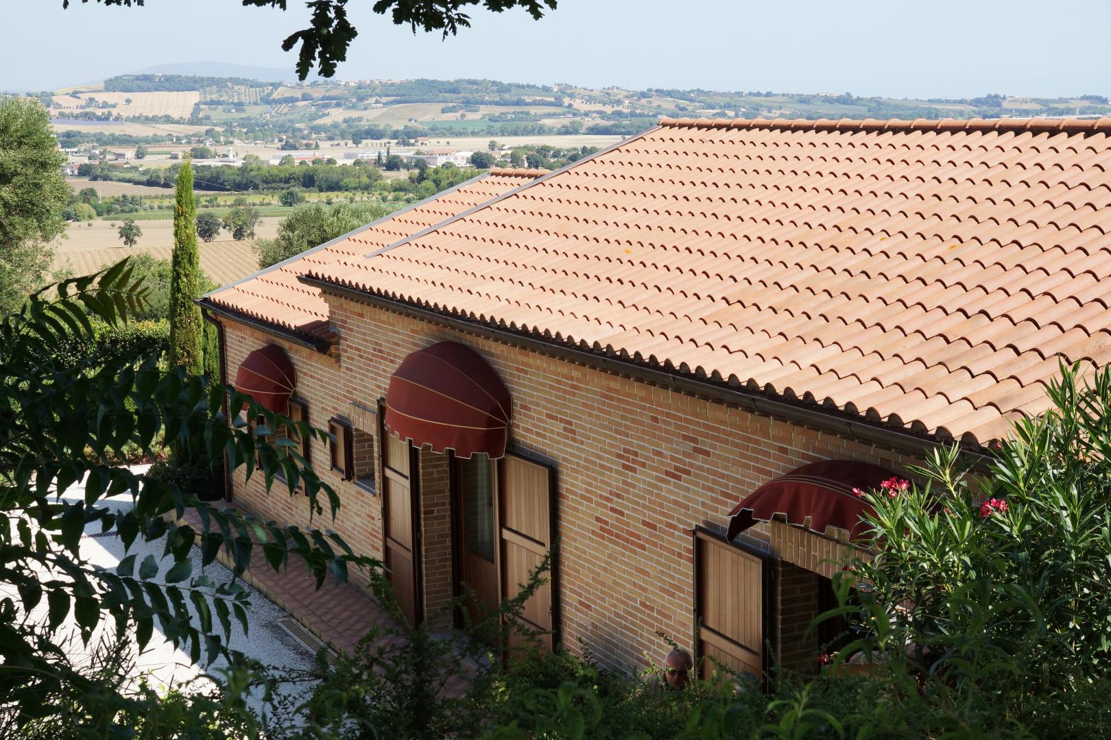 Prestigious villa in a splendid hilly position in Potenza Picena with sea view, olive grove, swimming pool and dependence.