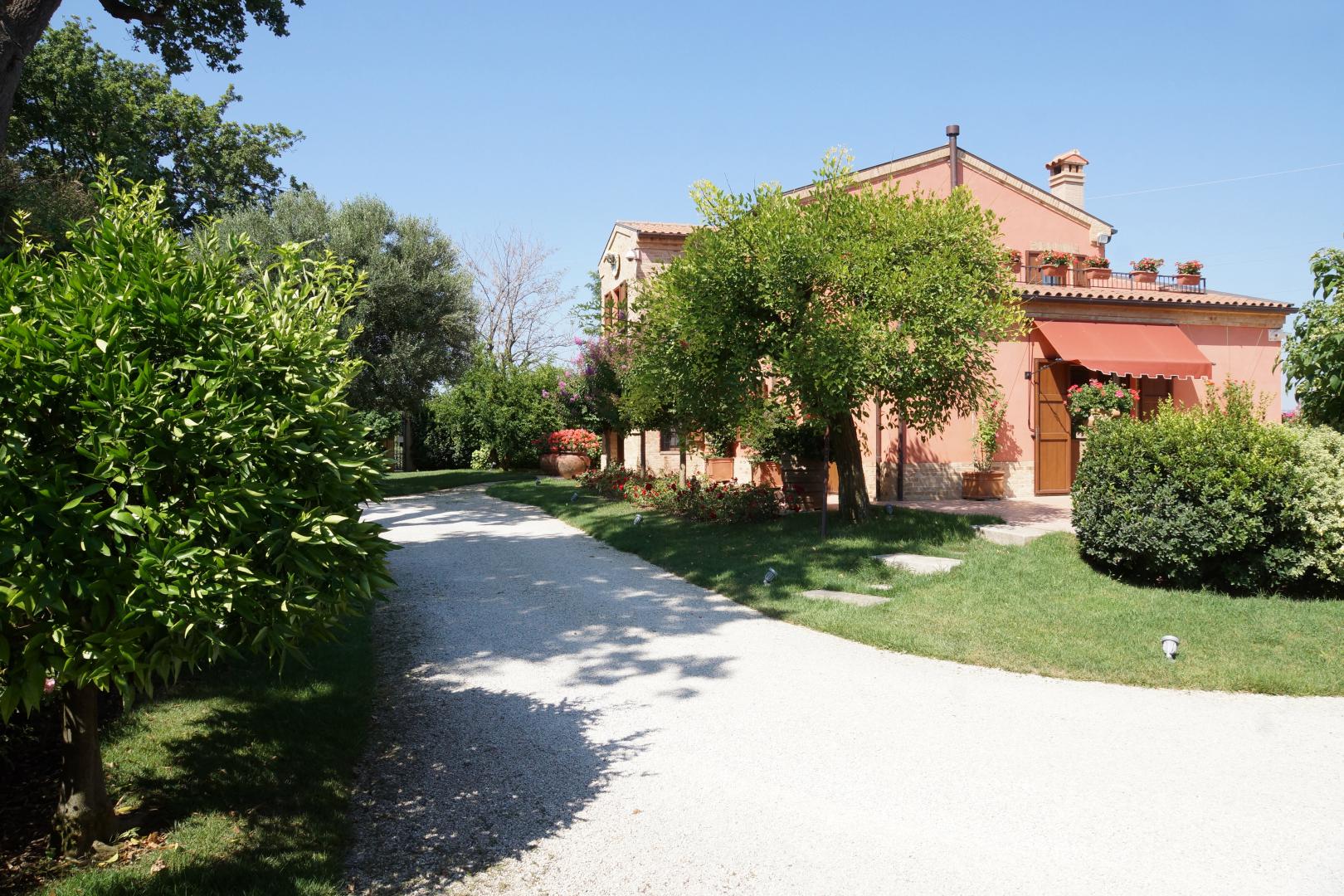 Prestigious villa in a splendid hilly position in Potenza Picena with sea view, olive grove, swimming pool and dependence.