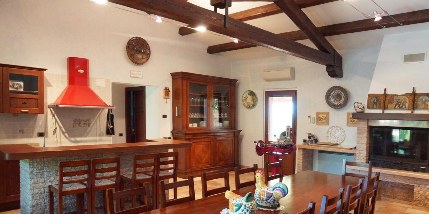 Prestigious villa in a splendid hilly position in Potenza Picena with sea view, olive grove, swimming pool and dependence.