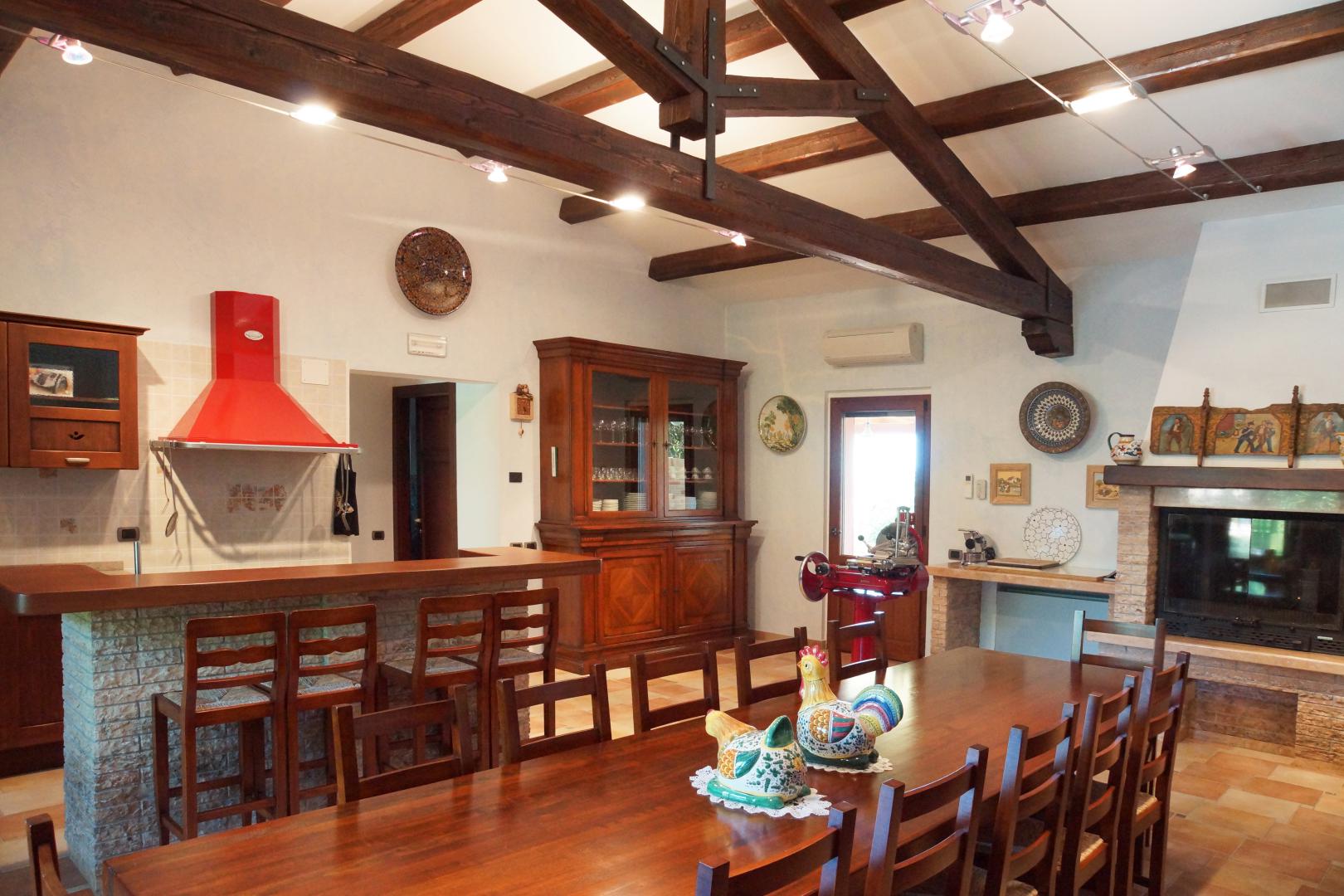 Prestigious villa in a splendid hilly position in Potenza Picena with sea view, olive grove, swimming pool and dependence.