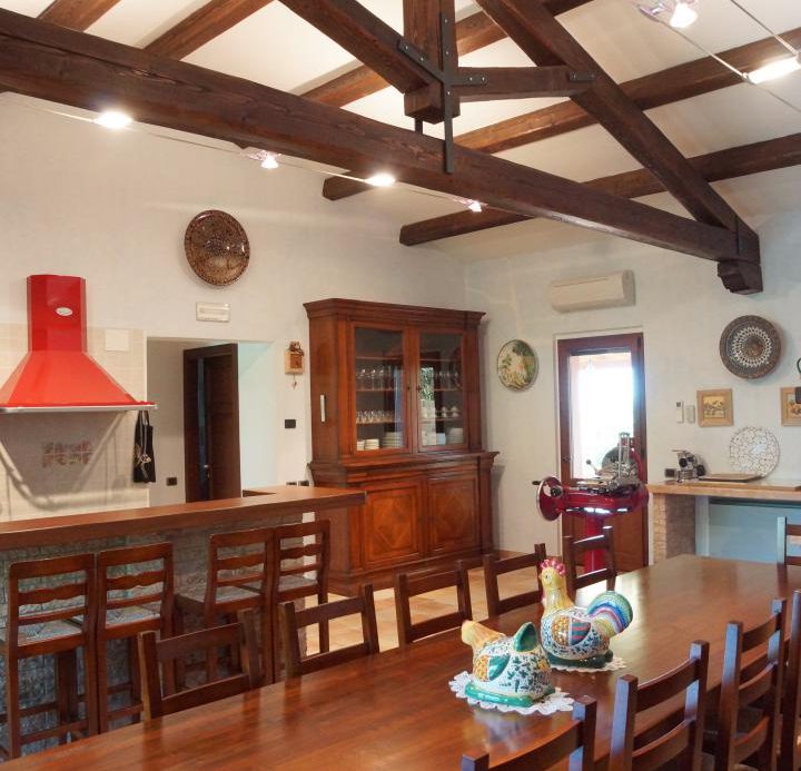 Prestigious villa in a splendid hilly position in Potenza Picena with sea view, olive grove, swimming pool and dependence.
