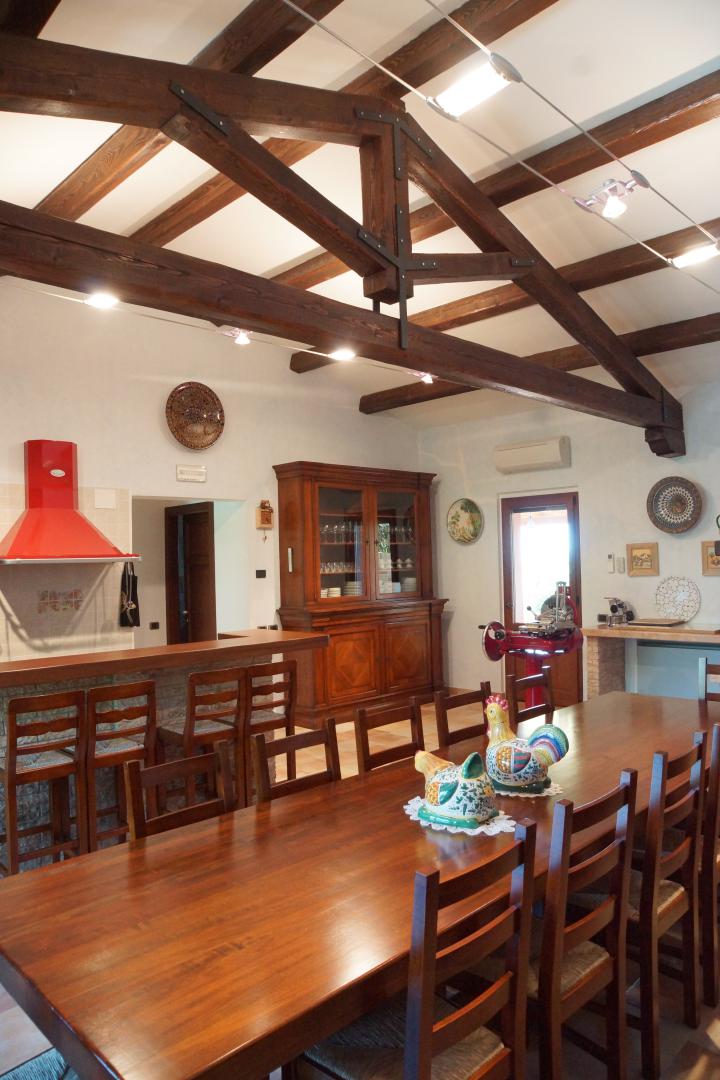 Prestigious villa in a splendid hilly position in Potenza Picena with sea view, olive grove, swimming pool and dependence.