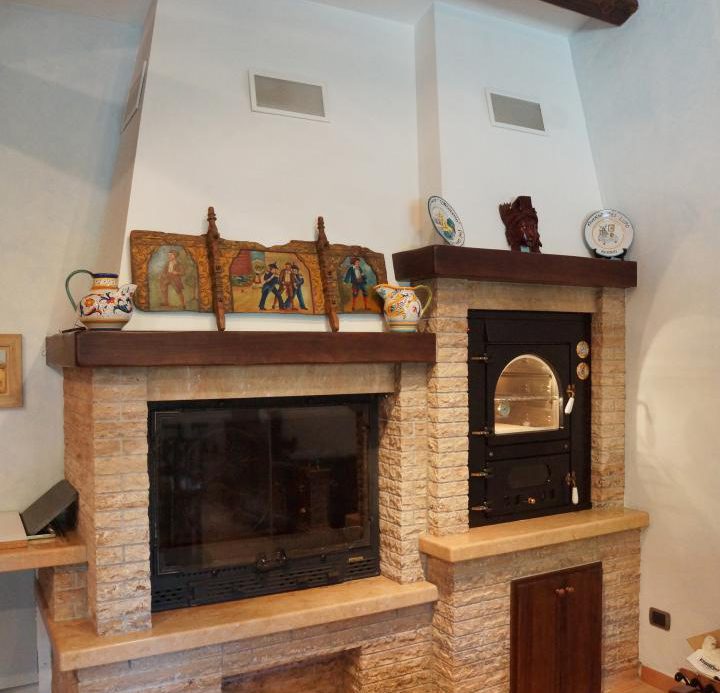 Prestigious villa in a splendid hilly position in Potenza Picena with sea view, olive grove, swimming pool and dependence.