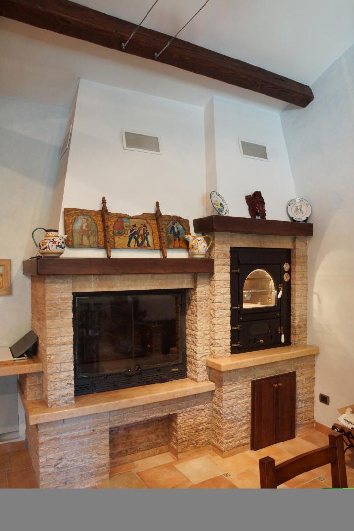 Prestigious villa in a splendid hilly position in Potenza Picena with sea view, olive grove, swimming pool and dependence.