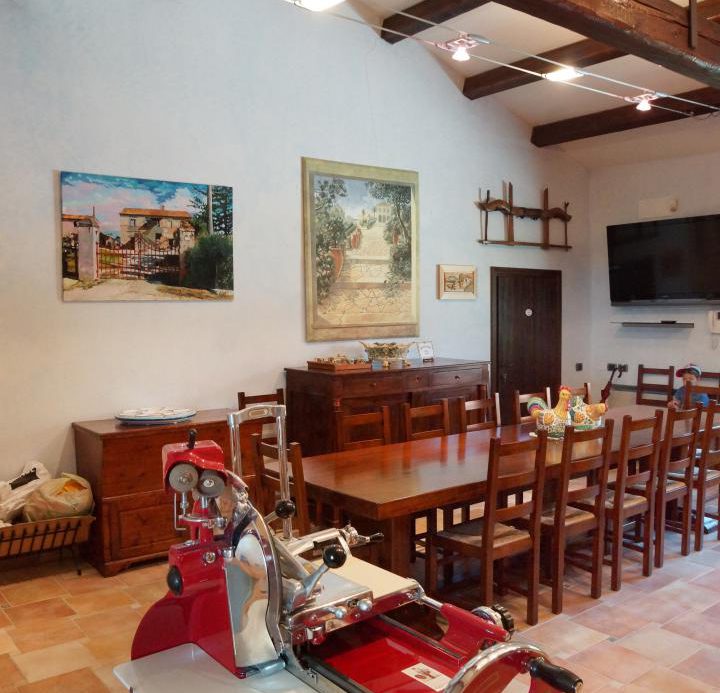 Prestigious villa in a splendid hilly position in Potenza Picena with sea view, olive grove, swimming pool and dependence.