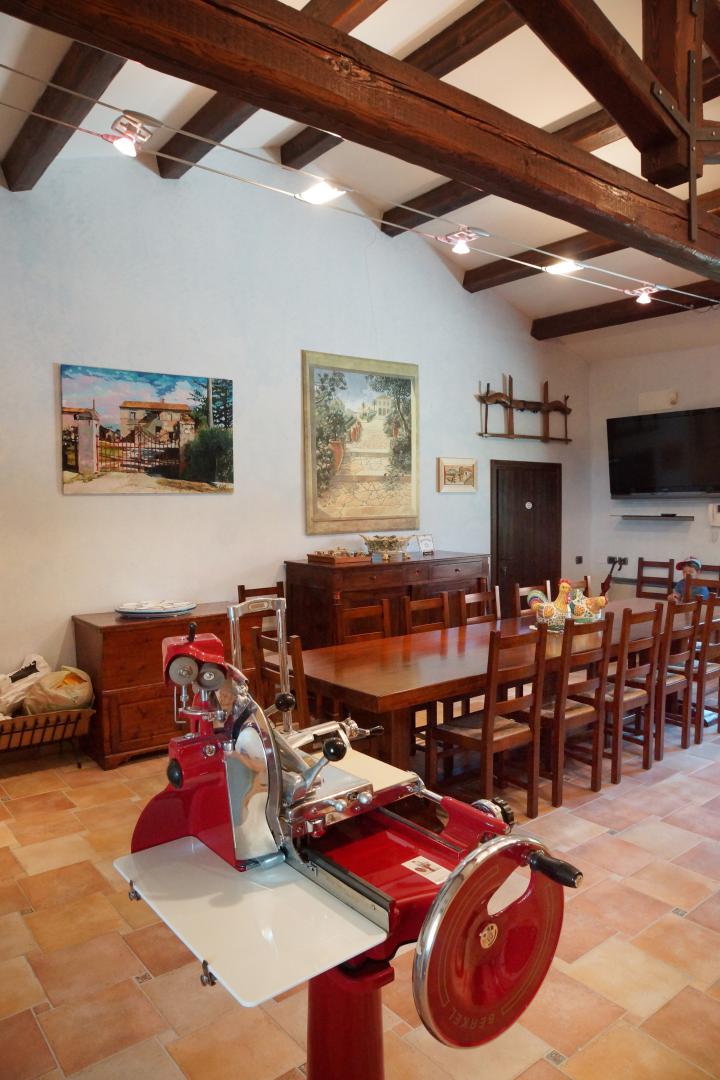 Prestigious villa in a splendid hilly position in Potenza Picena with sea view, olive grove, swimming pool and dependence.