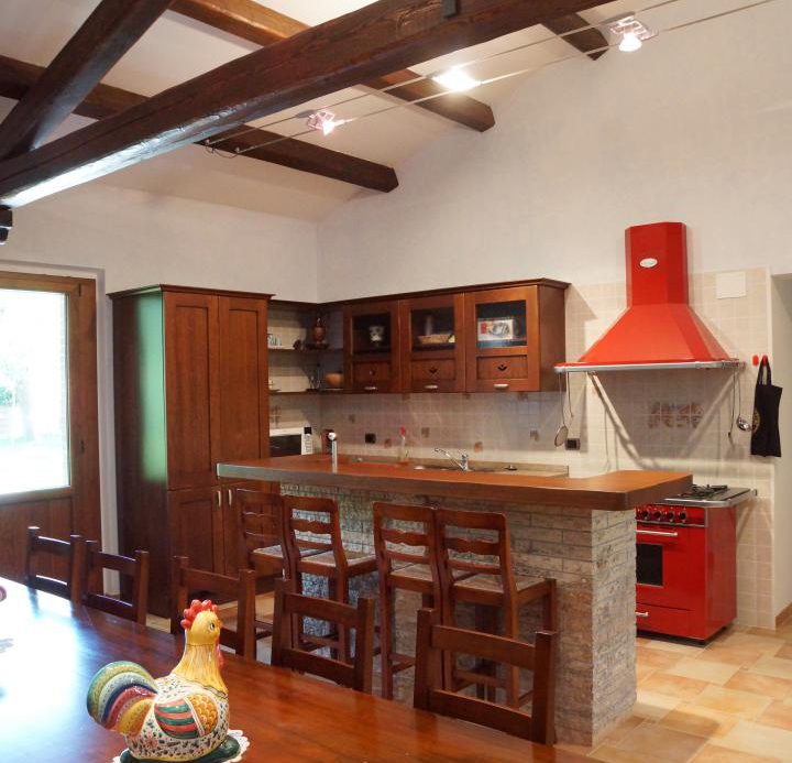 Prestigious villa in a splendid hilly position in Potenza Picena with sea view, olive grove, swimming pool and dependence.