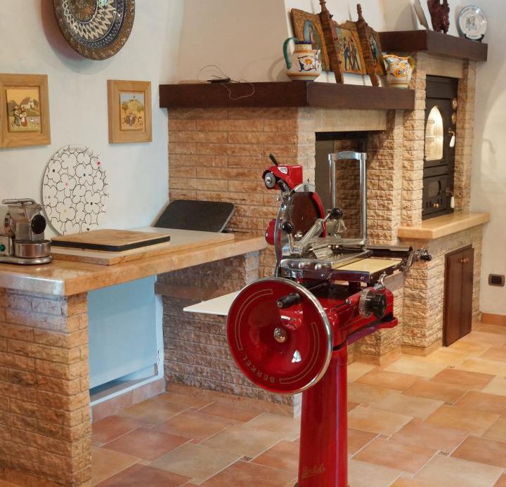 Prestigious villa in a splendid hilly position in Potenza Picena with sea view, olive grove, swimming pool and dependence.