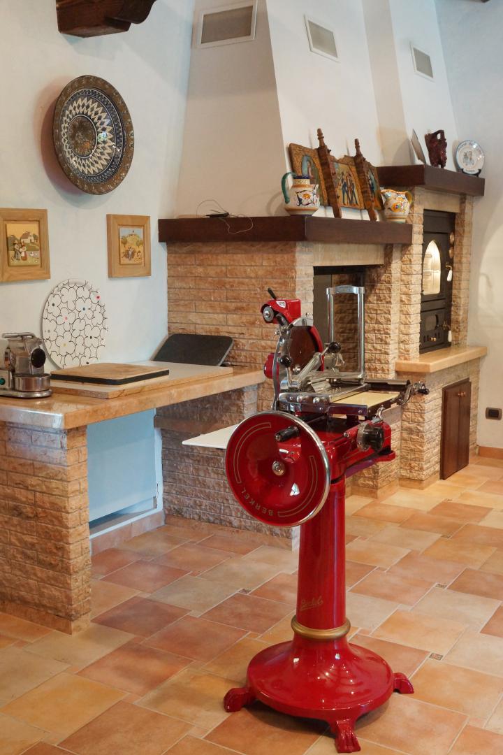 Prestigious villa in a splendid hilly position in Potenza Picena with sea view, olive grove, swimming pool and dependence.