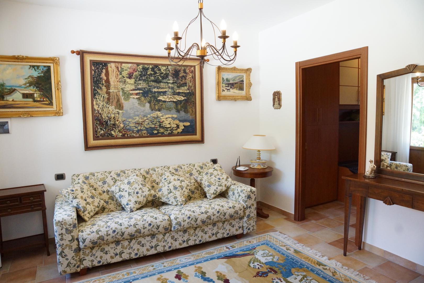 Prestigious villa in a splendid hilly position in Potenza Picena with sea view, olive grove, swimming pool and dependence.