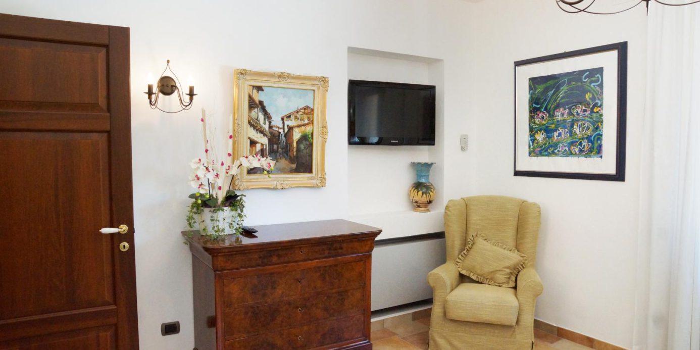 Prestigious villa in a splendid hilly position in Potenza Picena with sea view, olive grove, swimming pool and dependence.