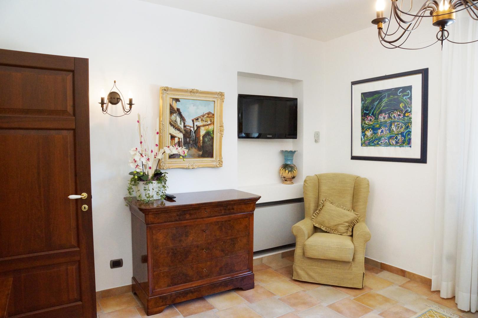 Prestigious villa in a splendid hilly position in Potenza Picena with sea view, olive grove, swimming pool and dependence.