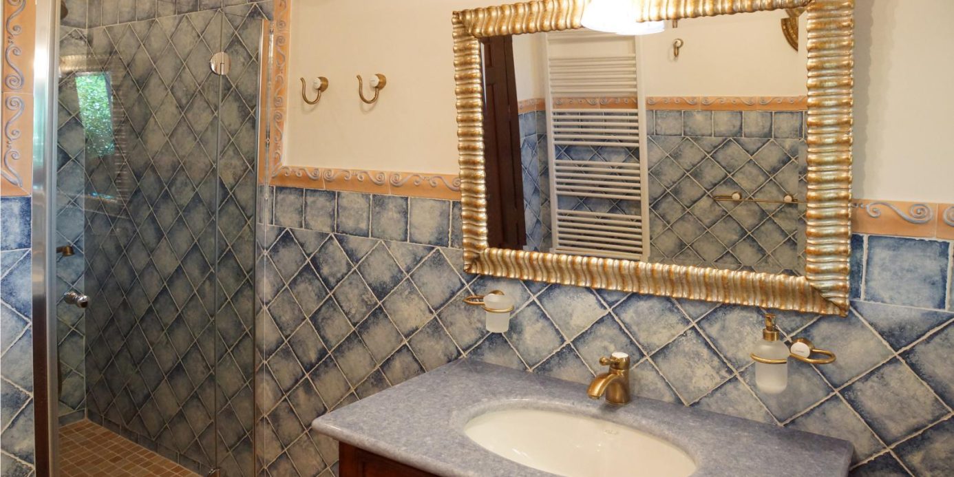 Prestigious villa in a splendid hilly position in Potenza Picena with sea view, olive grove, swimming pool and dependence.