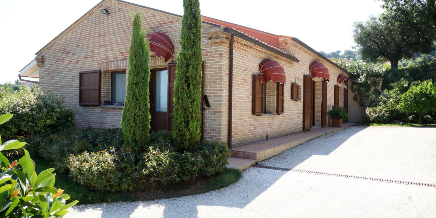 Prestigious villa in a splendid hilly position in Potenza Picena with sea view, olive grove, swimming pool and dependence.