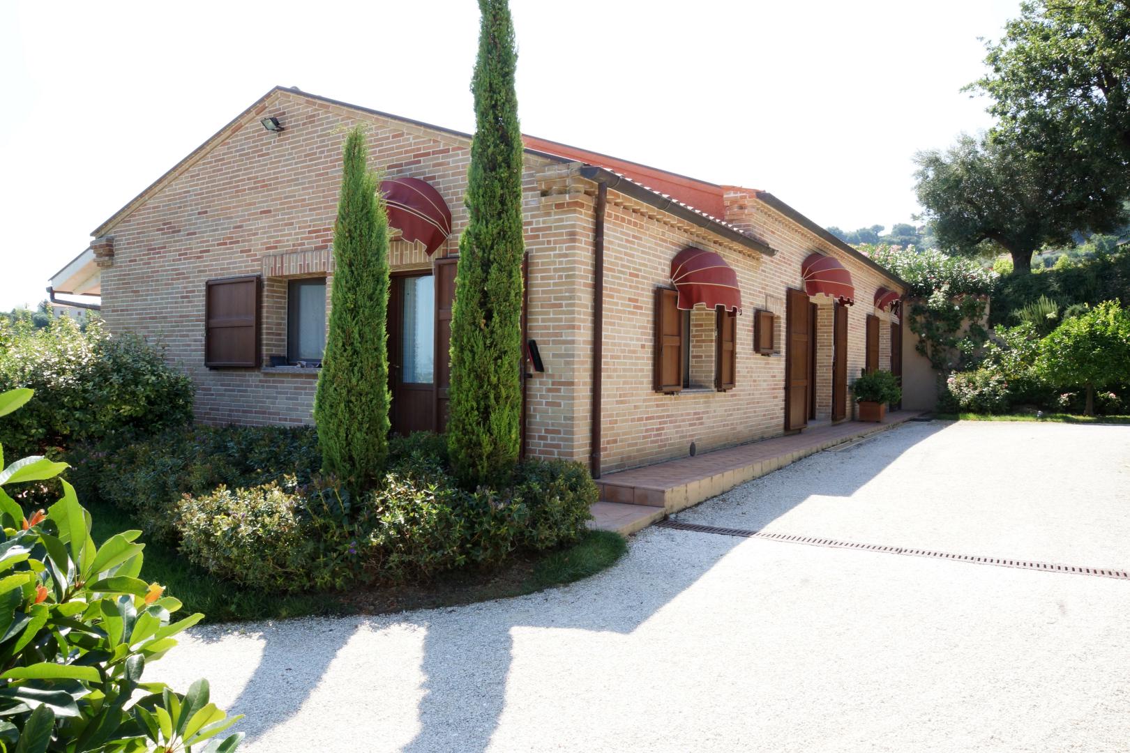 Prestigious villa in a splendid hilly position in Potenza Picena with sea view, olive grove, swimming pool and dependence.