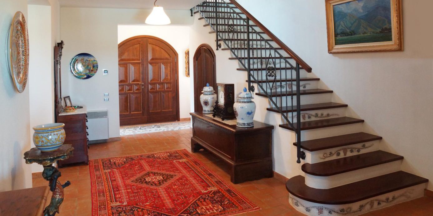Prestigious villa in a splendid hilly position in Potenza Picena with sea view, olive grove, swimming pool and dependence.