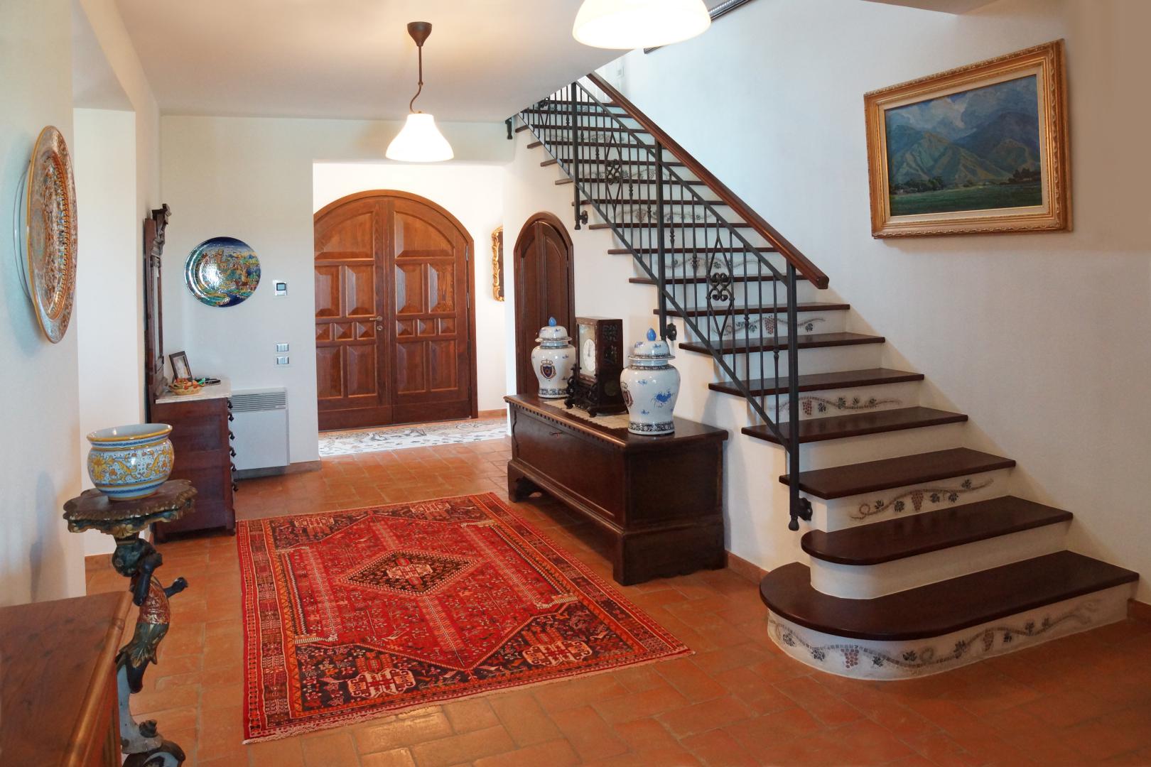 Prestigious villa in a splendid hilly position in Potenza Picena with sea view, olive grove, swimming pool and dependence.