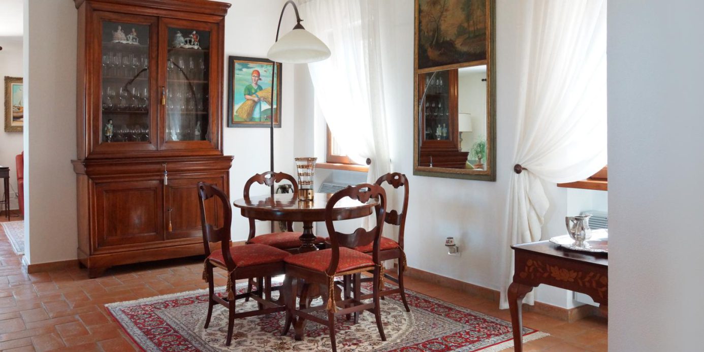 Prestigious villa in a splendid hilly position in Potenza Picena with sea view, olive grove, swimming pool and dependence.