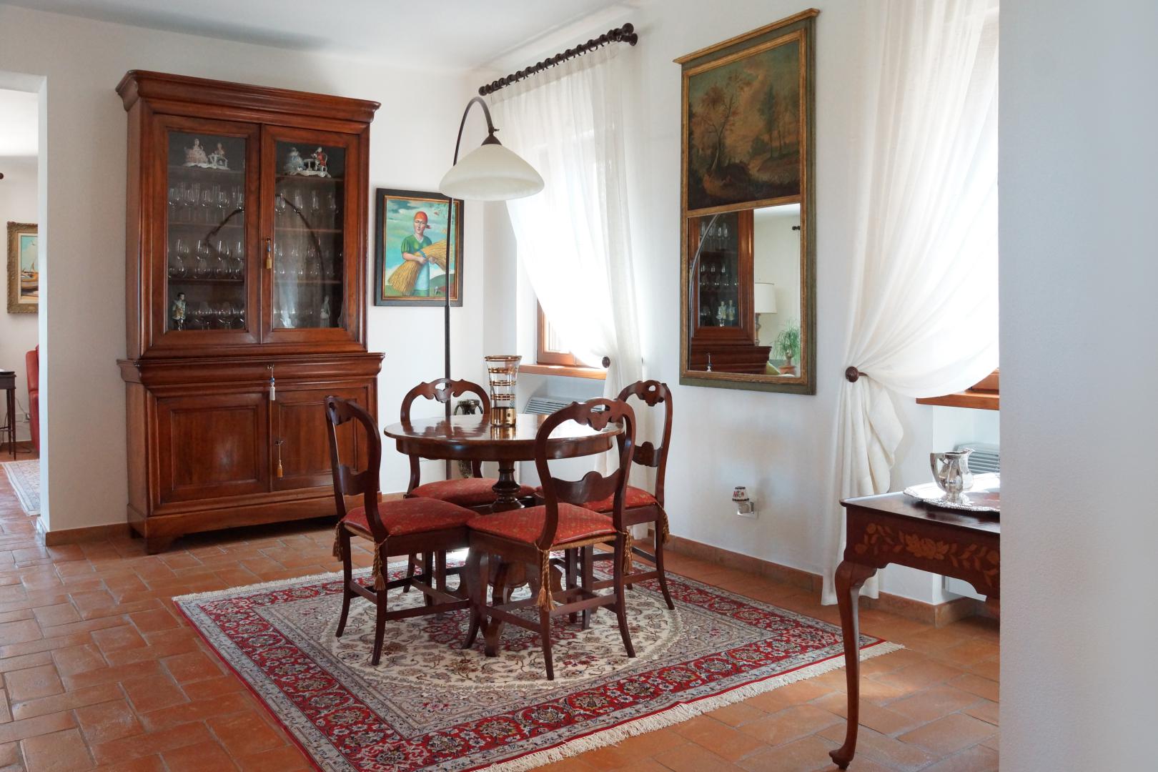 Prestigious villa in a splendid hilly position in Potenza Picena with sea view, olive grove, swimming pool and dependence.