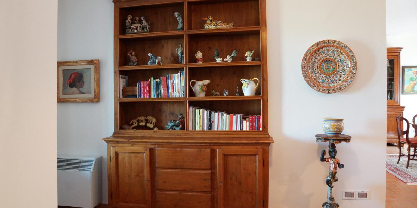 Prestigious villa in a splendid hilly position in Potenza Picena with sea view, olive grove, swimming pool and dependence.