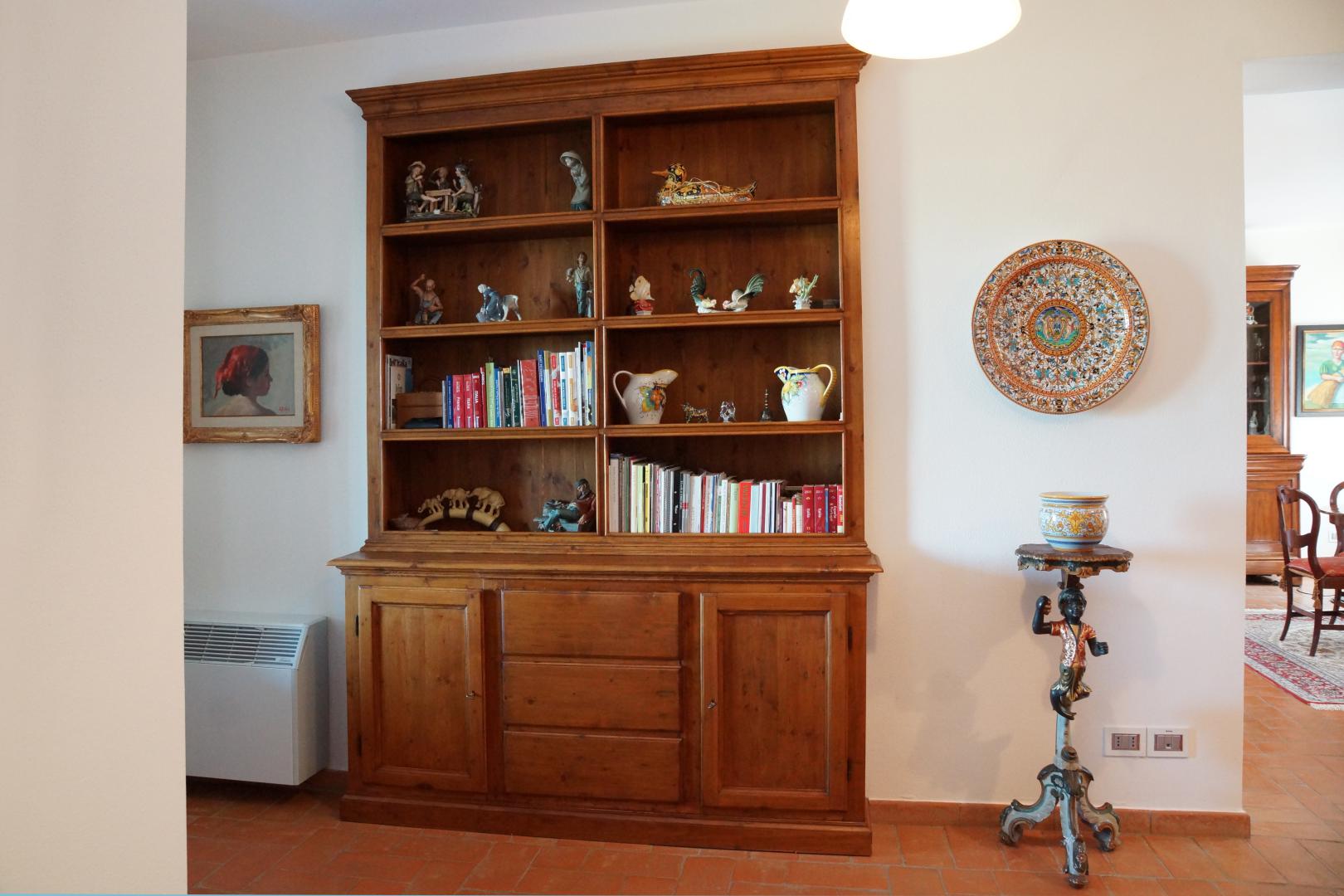 Prestigious villa in a splendid hilly position in Potenza Picena with sea view, olive grove, swimming pool and dependence.