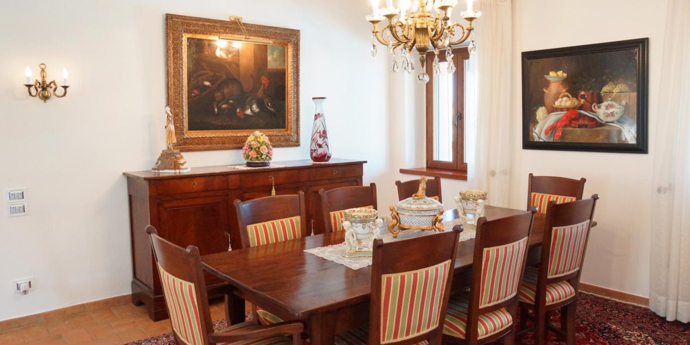 Prestigious villa in a splendid hilly position in Potenza Picena with sea view, olive grove, swimming pool and dependence.