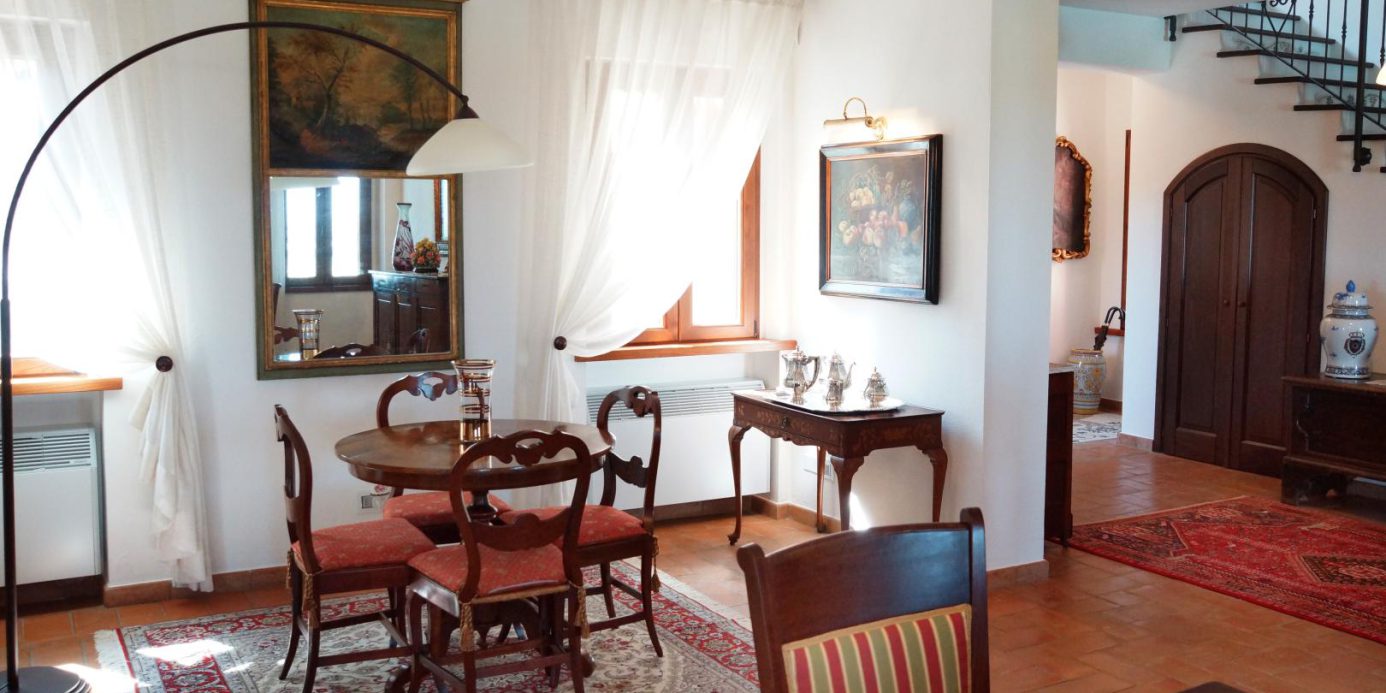 Prestigious villa in a splendid hilly position in Potenza Picena with sea view, olive grove, swimming pool and dependence.