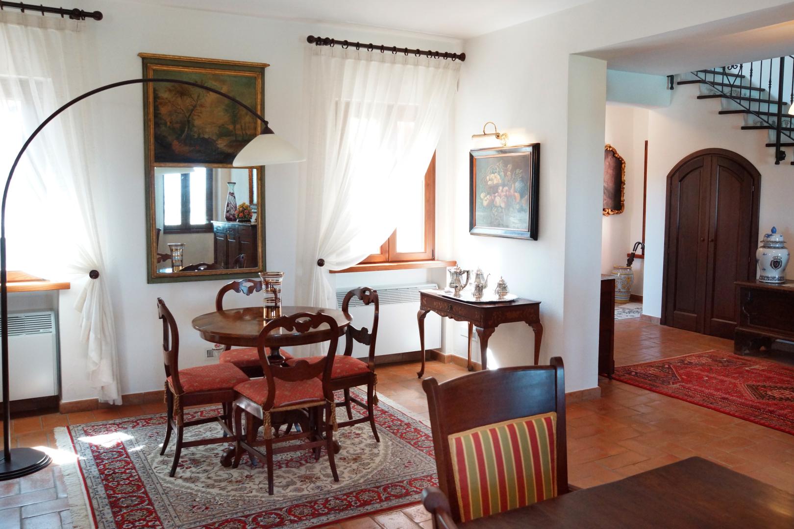 Prestigious villa in a splendid hilly position in Potenza Picena with sea view, olive grove, swimming pool and dependence.