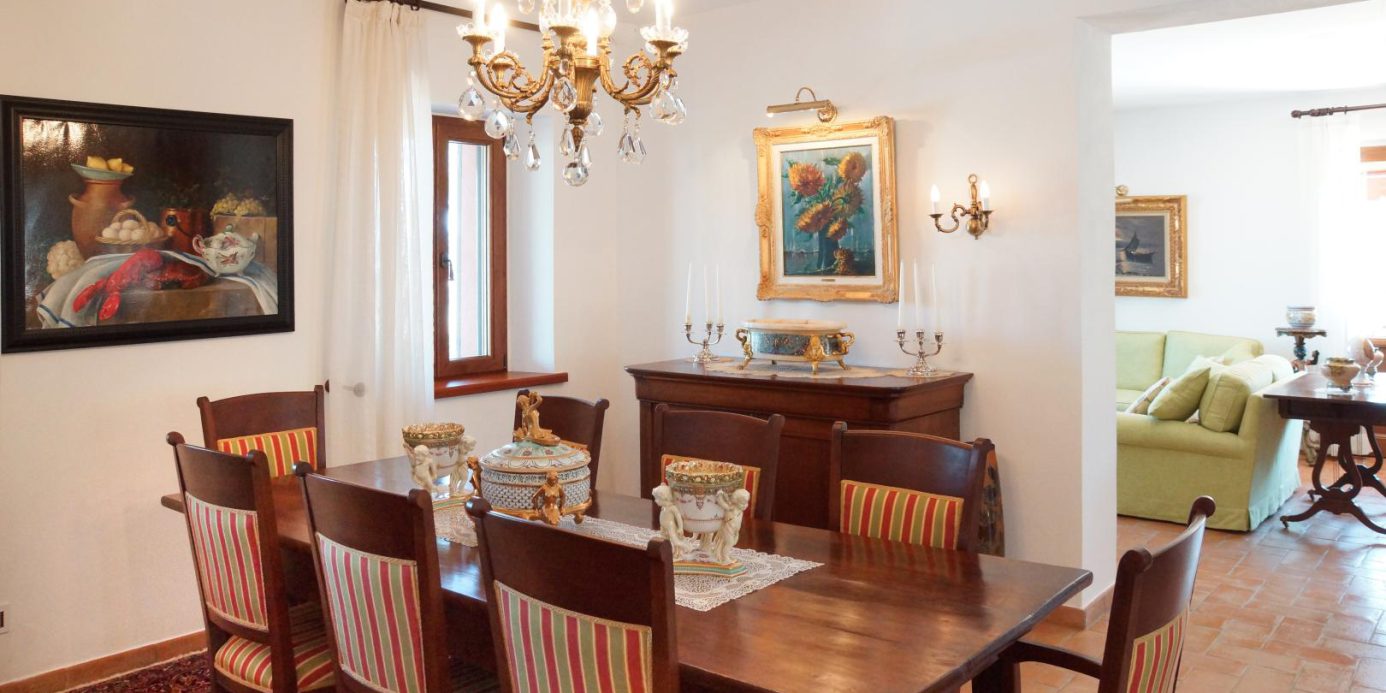Prestigious villa in a splendid hilly position in Potenza Picena with sea view, olive grove, swimming pool and dependence.
